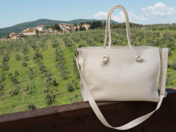 Filippo Capaccioli è specializzato in still life fotogrfico. Lo studio si trova a San Miniato, comodamente raggiungibile da Pisa e Firenze.